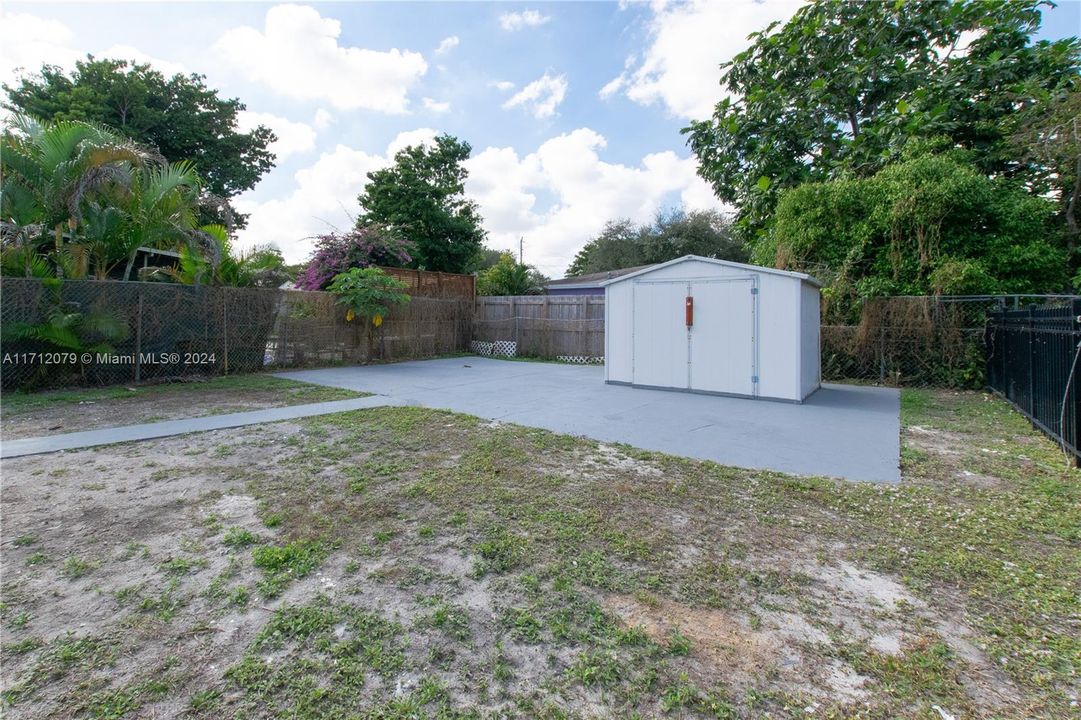 For Sale: $450,000 (3 beds, 2 baths, 976 Square Feet)