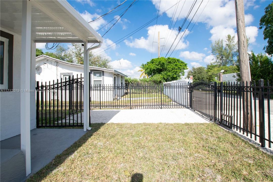 For Sale: $450,000 (3 beds, 2 baths, 976 Square Feet)