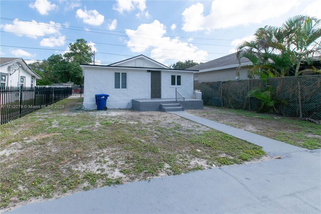 For Sale: $450,000 (3 beds, 2 baths, 976 Square Feet)