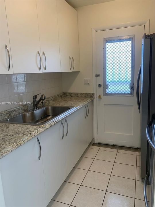 For Sale: $85,000 (1 beds, 1 baths, 688 Square Feet)