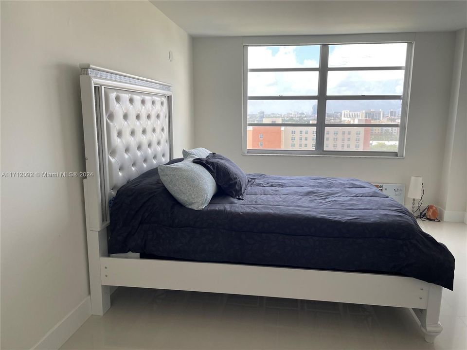 For Rent: $2,400 (1 beds, 1 baths, 887 Square Feet)