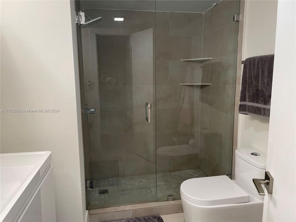 For Rent: $2,400 (1 beds, 1 baths, 887 Square Feet)