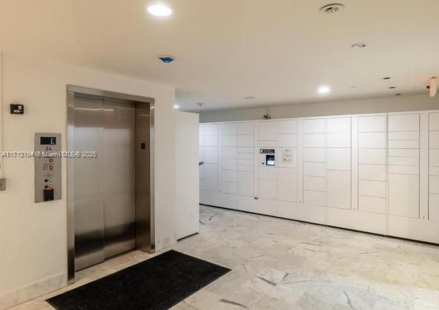 For Rent: $3,700 (1 beds, 1 baths, 852 Square Feet)