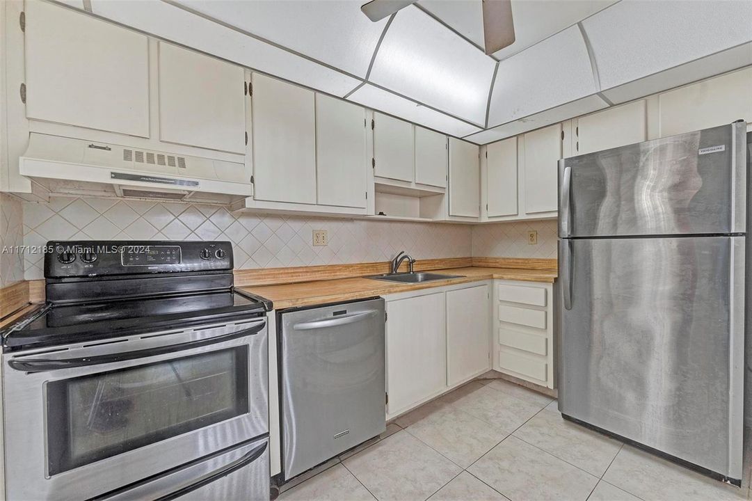 For Sale: $189,500 (2 beds, 2 baths, 1040 Square Feet)