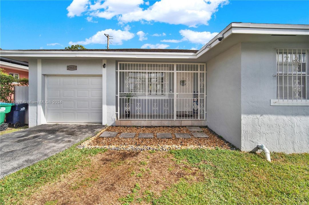 For Sale: $450,000 (3 beds, 2 baths, 1283 Square Feet)