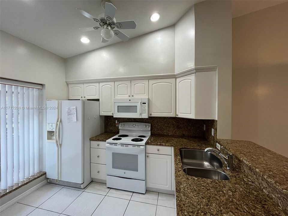 For Sale: $279,900 (2 beds, 2 baths, 1100 Square Feet)