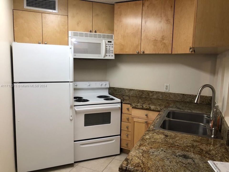 For Sale: $199,000 (2 beds, 2 baths, 890 Square Feet)