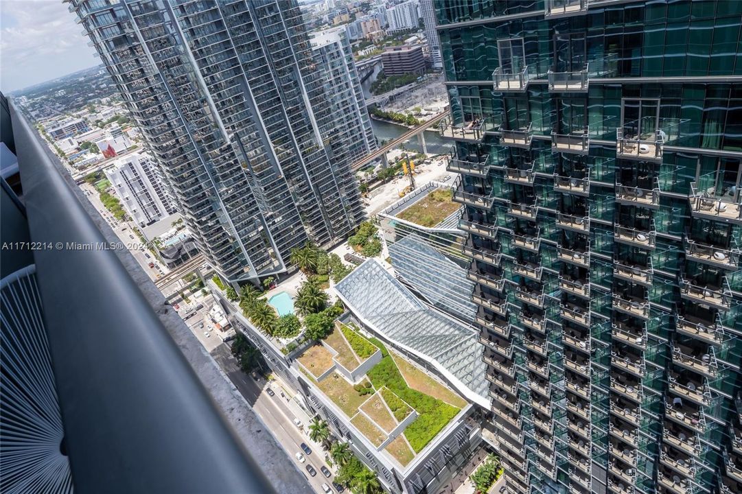 Brickell City Centre shops crossing yhe street