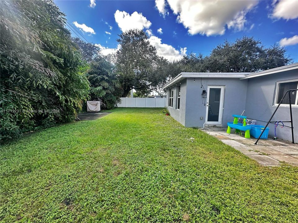 For Sale: $540,000 (3 beds, 2 baths, 1172 Square Feet)