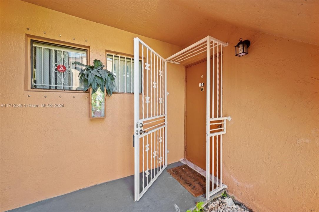 For Sale: $290,000 (2 beds, 2 baths, 750 Square Feet)