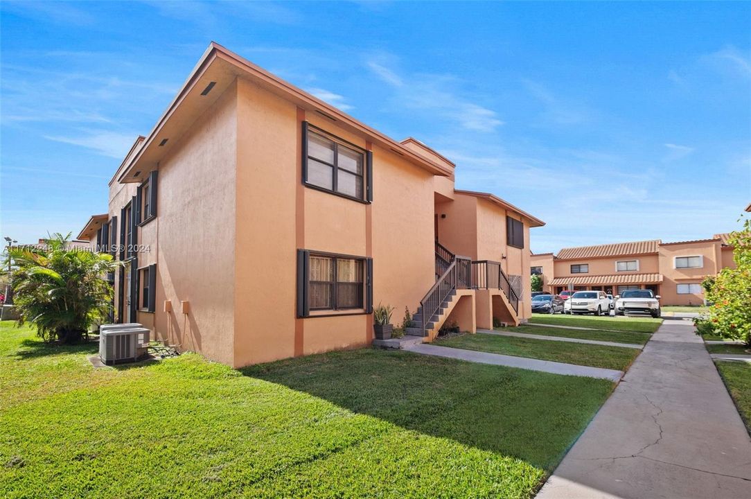 For Sale: $290,000 (2 beds, 2 baths, 750 Square Feet)