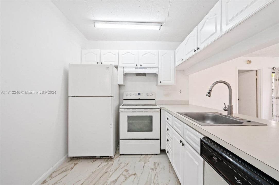 For Sale: $290,000 (2 beds, 2 baths, 750 Square Feet)