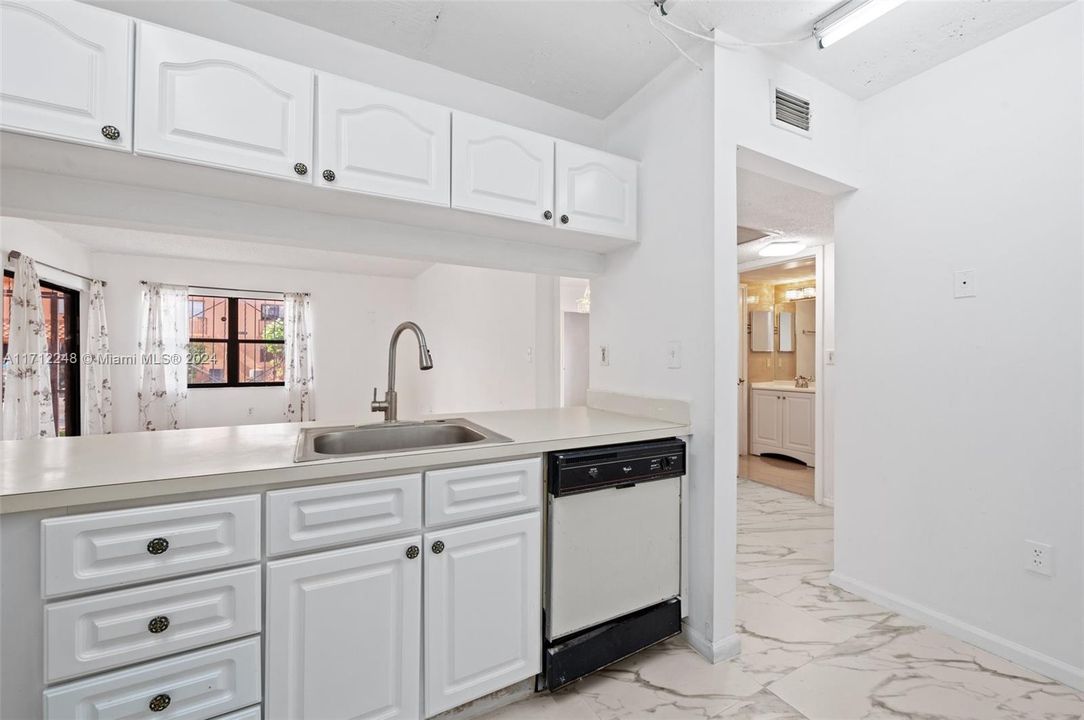 For Sale: $290,000 (2 beds, 2 baths, 750 Square Feet)