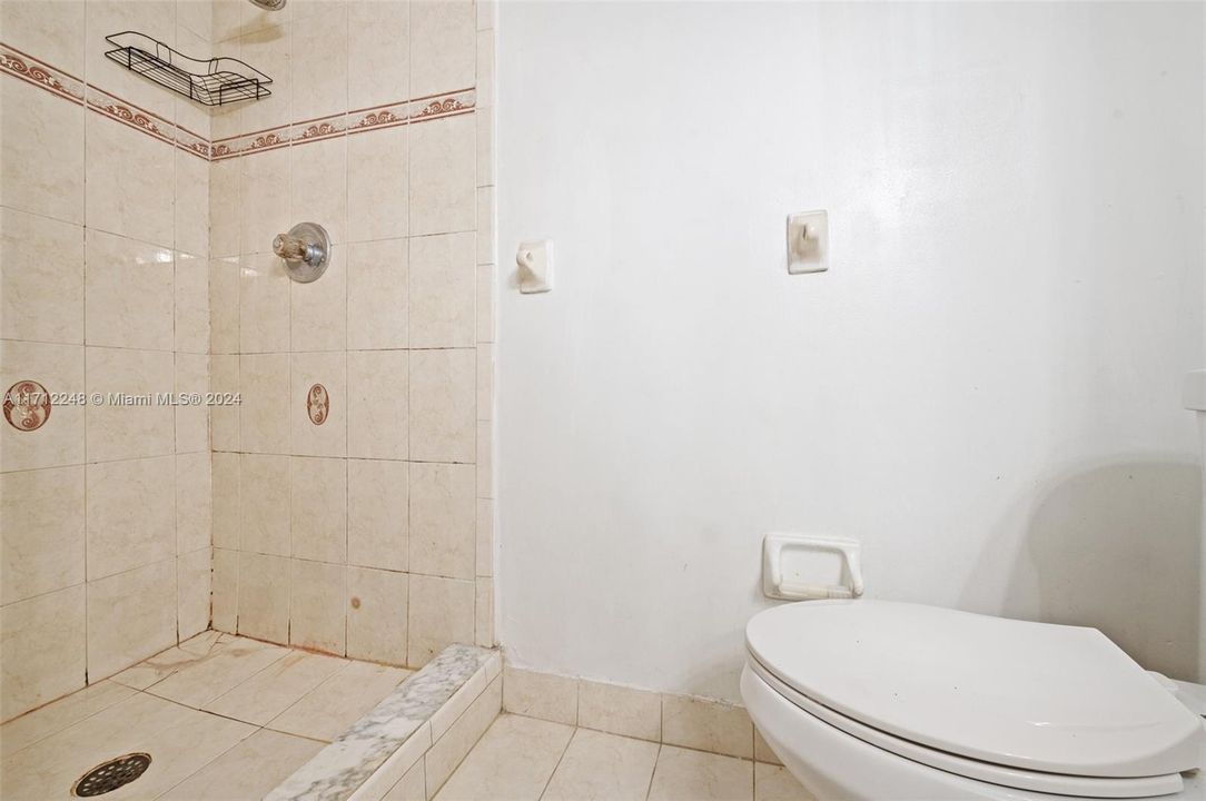 For Sale: $290,000 (2 beds, 2 baths, 750 Square Feet)