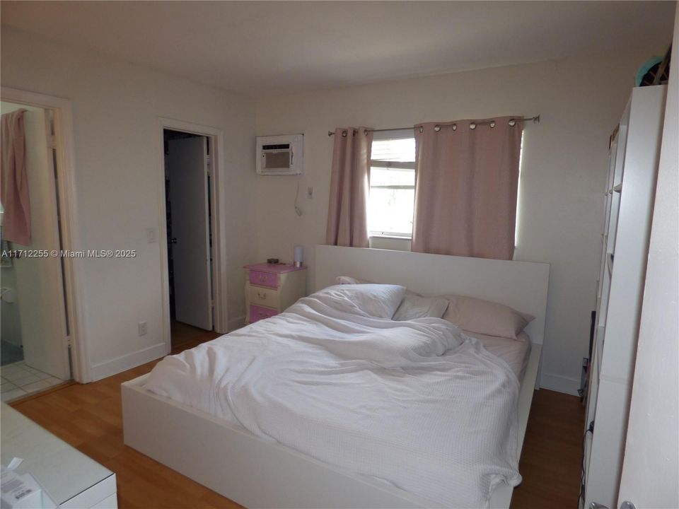 Active With Contract: $125,000 (1 beds, 1 baths, 750 Square Feet)