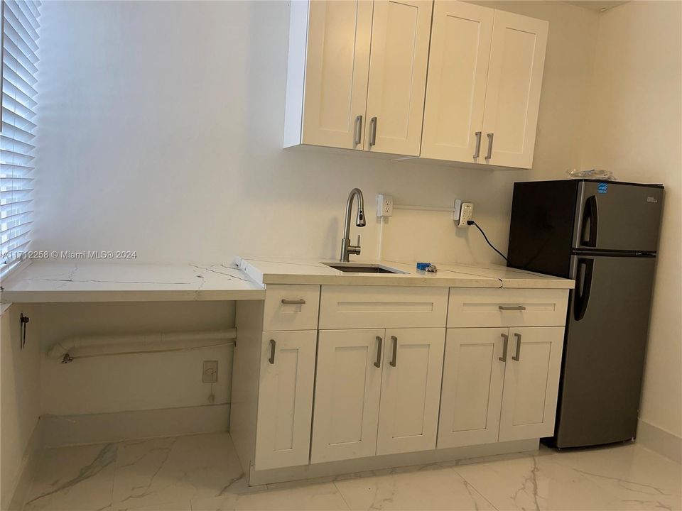 For Rent: $1,400 (1 beds, 1 baths, 220 Square Feet)