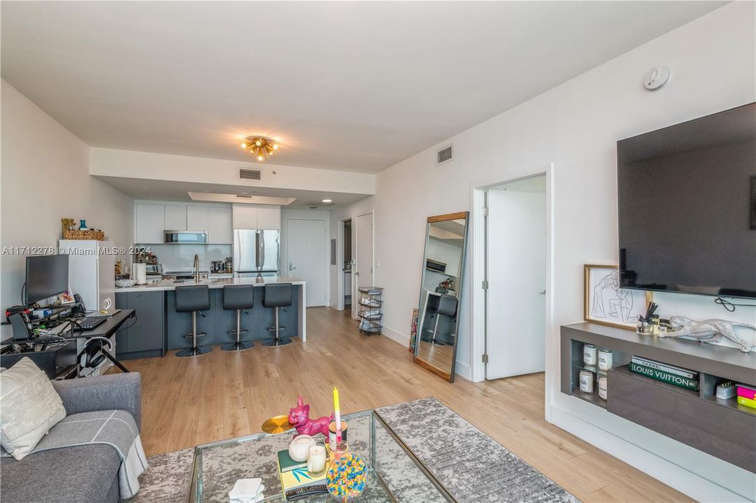 For Sale: $630,000 (1 beds, 1 baths, 845 Square Feet)