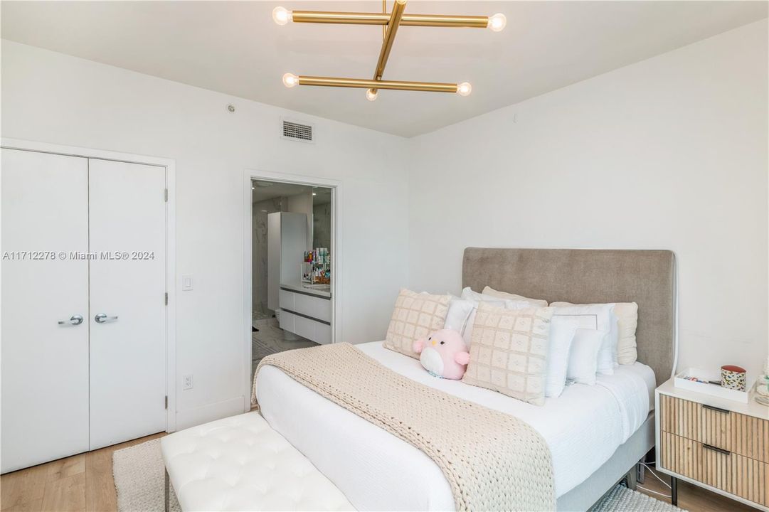 For Sale: $630,000 (1 beds, 1 baths, 845 Square Feet)