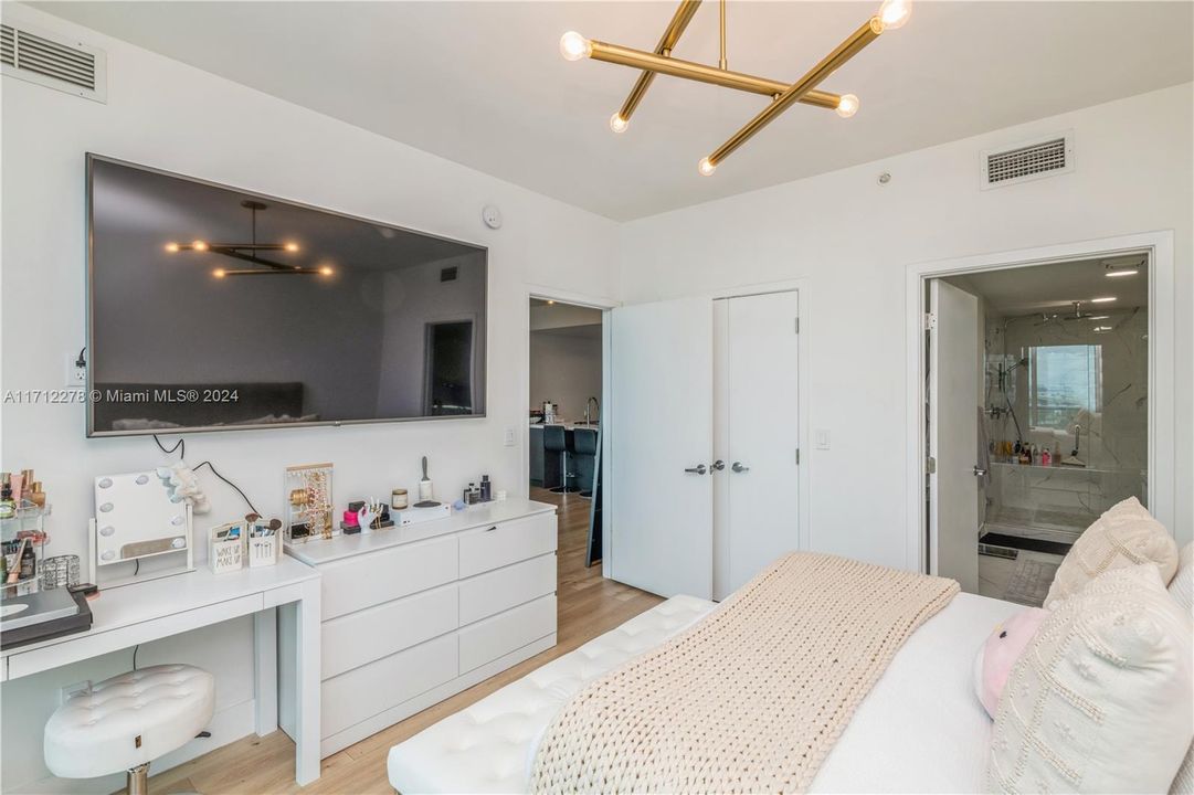 For Sale: $630,000 (1 beds, 1 baths, 845 Square Feet)