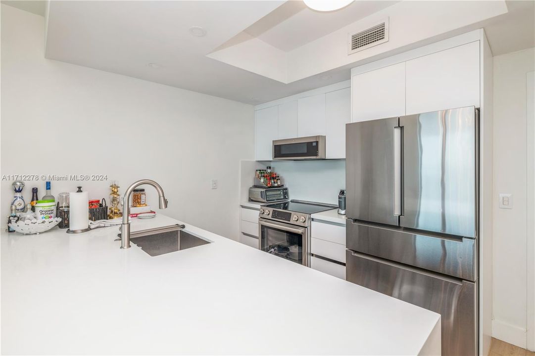 For Sale: $630,000 (1 beds, 1 baths, 845 Square Feet)