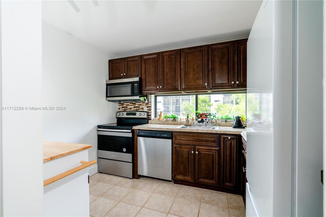 For Sale: $329,000 (1 beds, 1 baths, 767 Square Feet)