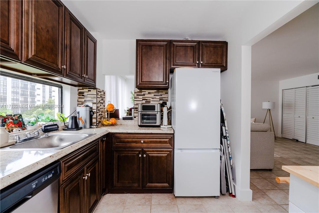 For Sale: $329,000 (1 beds, 1 baths, 767 Square Feet)