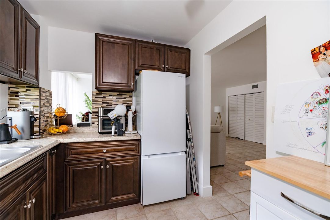 For Sale: $329,000 (1 beds, 1 baths, 767 Square Feet)