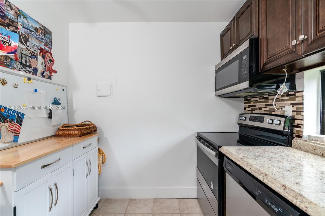 For Sale: $329,000 (1 beds, 1 baths, 767 Square Feet)