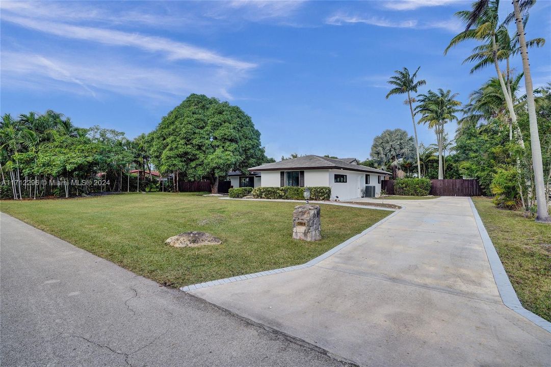 For Sale: $1,599,000 (4 beds, 2 baths, 2561 Square Feet)