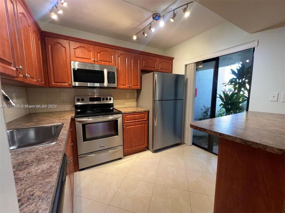 For Rent: $2,200 (2 beds, 2 baths, 978 Square Feet)