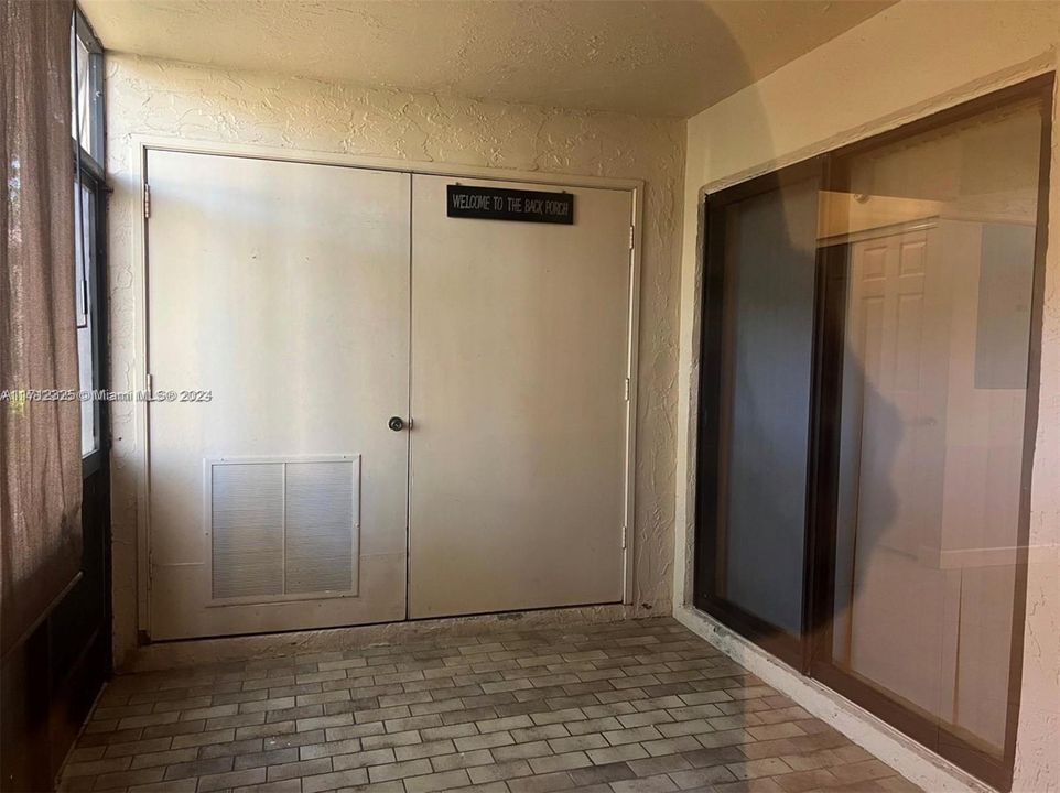 For Rent: $2,200 (2 beds, 2 baths, 978 Square Feet)