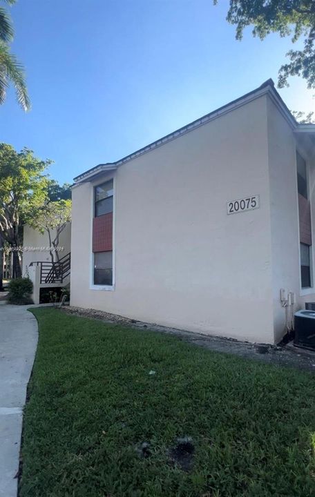 For Rent: $2,200 (2 beds, 2 baths, 978 Square Feet)