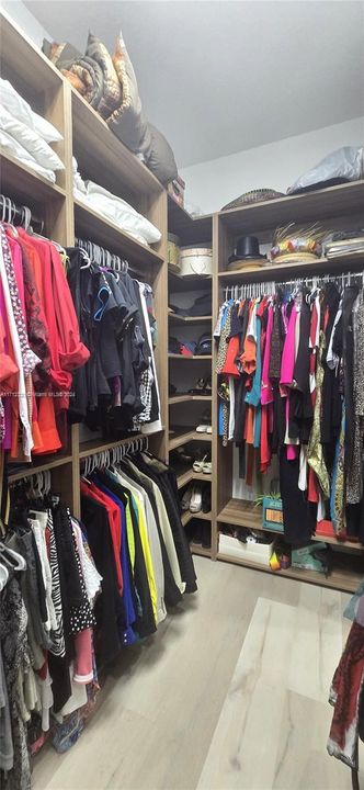 Principal Walk-in Closet hers