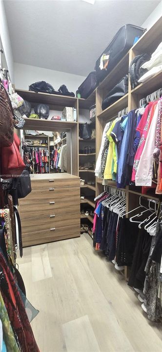 Principal Walk-in Closet hers