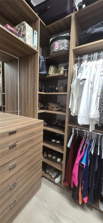 Principal Walk-in Closet hers