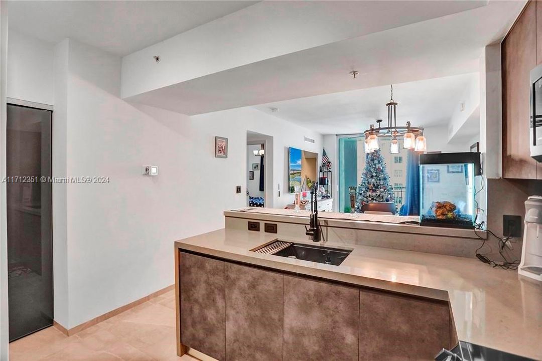 For Sale: $449,000 (2 beds, 2 baths, 1052 Square Feet)