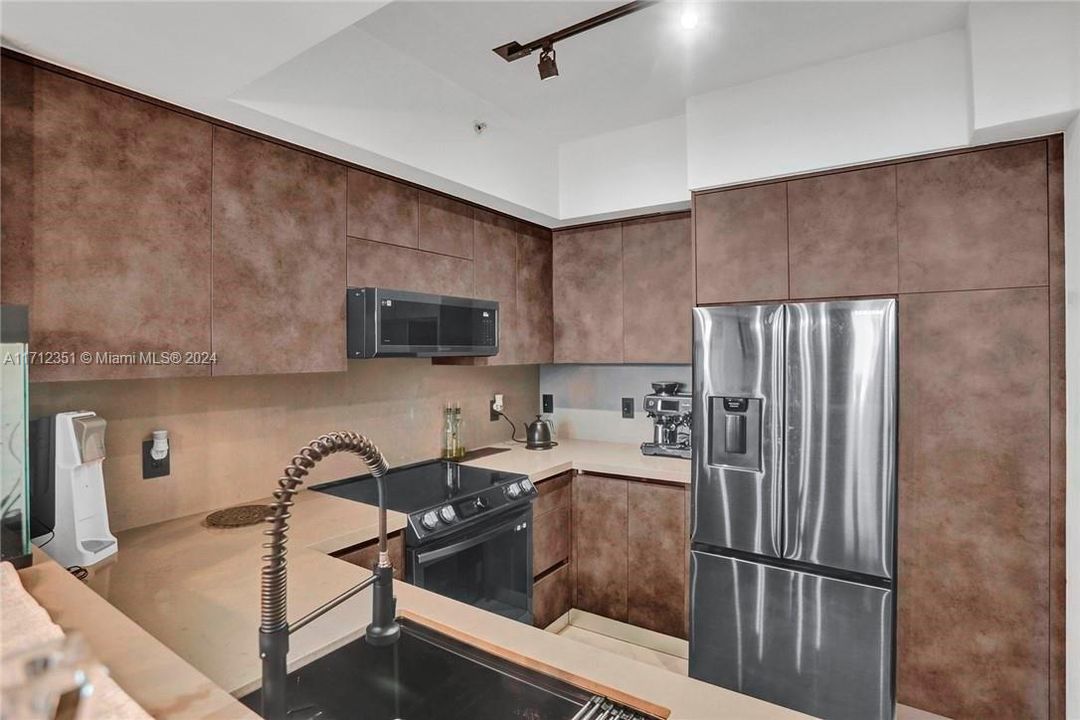 For Sale: $449,000 (2 beds, 2 baths, 1052 Square Feet)