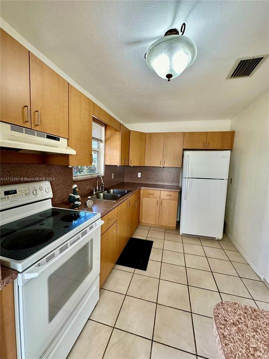 For Rent: $2,100 (1 beds, 1 baths, 702 Square Feet)