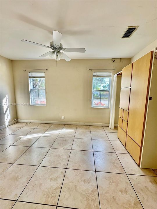 For Rent: $2,100 (1 beds, 1 baths, 702 Square Feet)