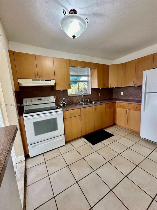 For Rent: $2,100 (1 beds, 1 baths, 702 Square Feet)