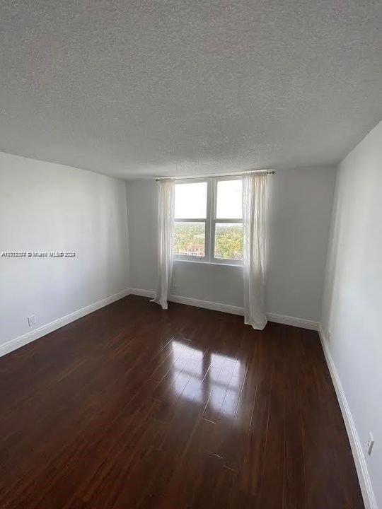 For Rent: $2,850 (1 beds, 1 baths, 910 Square Feet)