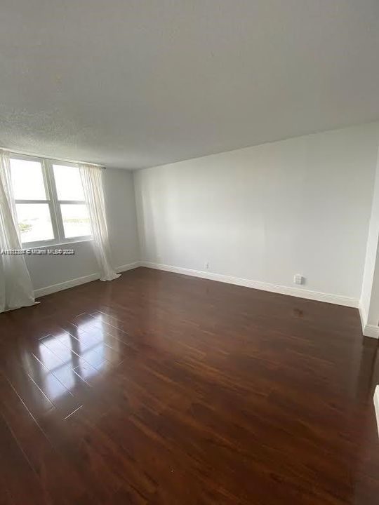 For Rent: $2,850 (1 beds, 1 baths, 910 Square Feet)