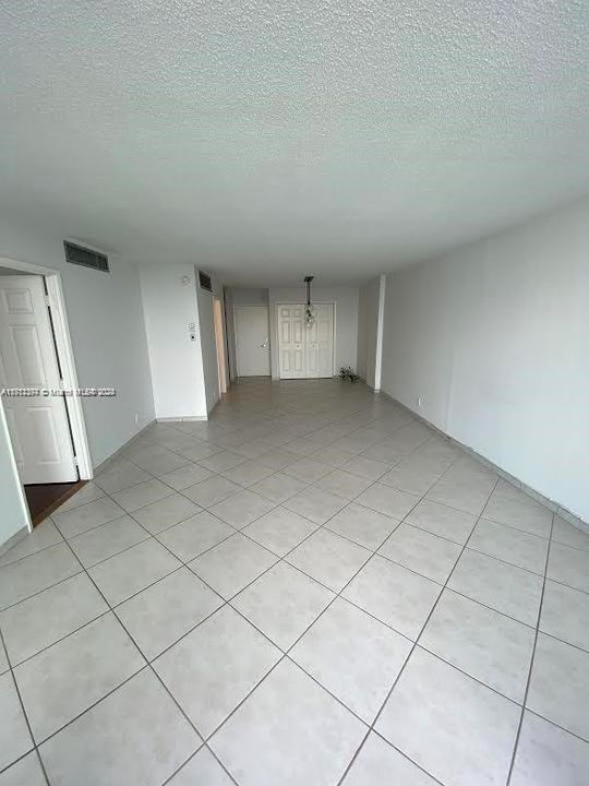 For Rent: $2,850 (1 beds, 1 baths, 910 Square Feet)