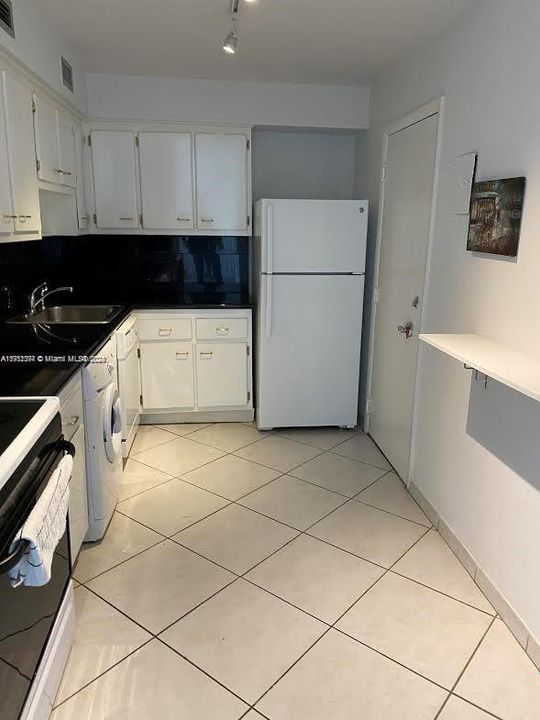 For Rent: $2,850 (1 beds, 1 baths, 910 Square Feet)