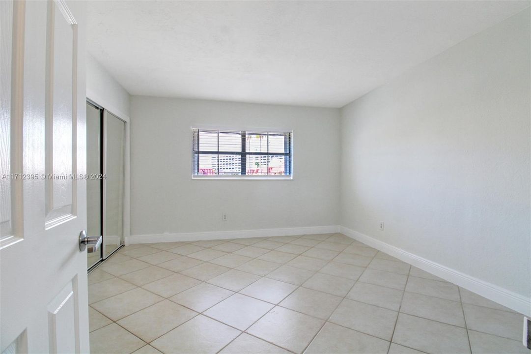 For Sale: $370,000 (2 beds, 2 baths, 960 Square Feet)