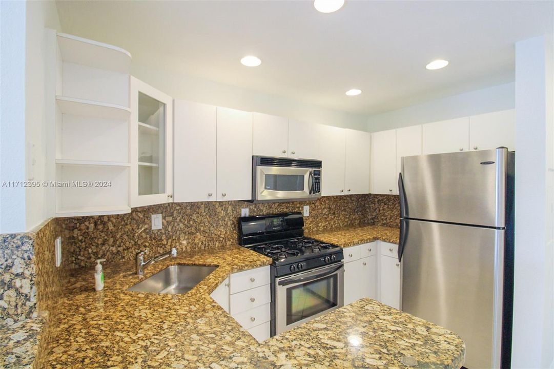 For Sale: $370,000 (2 beds, 2 baths, 960 Square Feet)