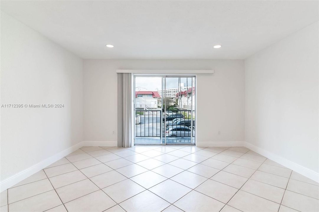 For Sale: $370,000 (2 beds, 2 baths, 960 Square Feet)