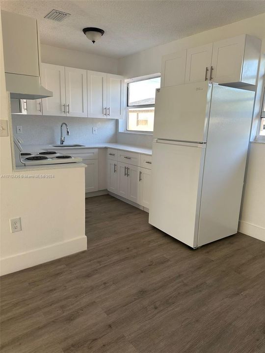 For Rent: $2,390 (3 beds, 1 baths, 847 Square Feet)