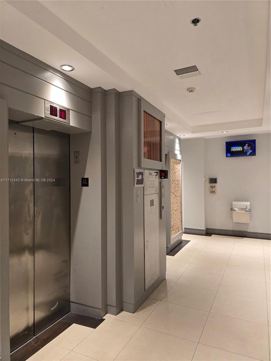 1srt Flor elevators