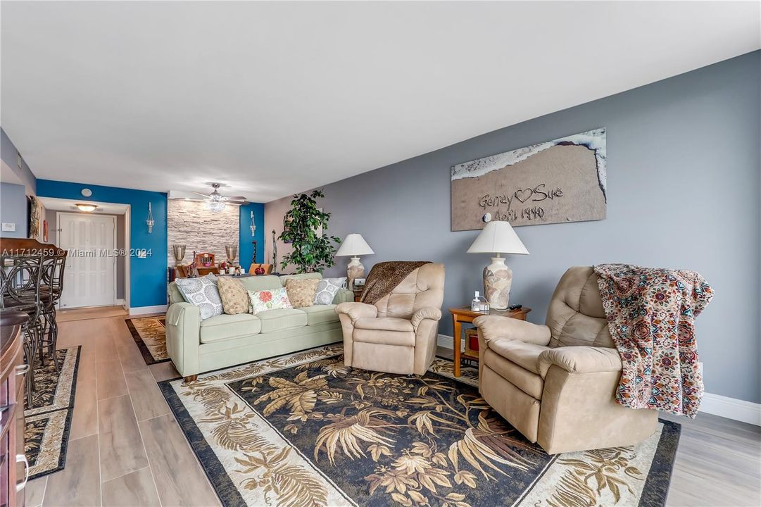 For Sale: $335,000 (2 beds, 2 baths, 1130 Square Feet)